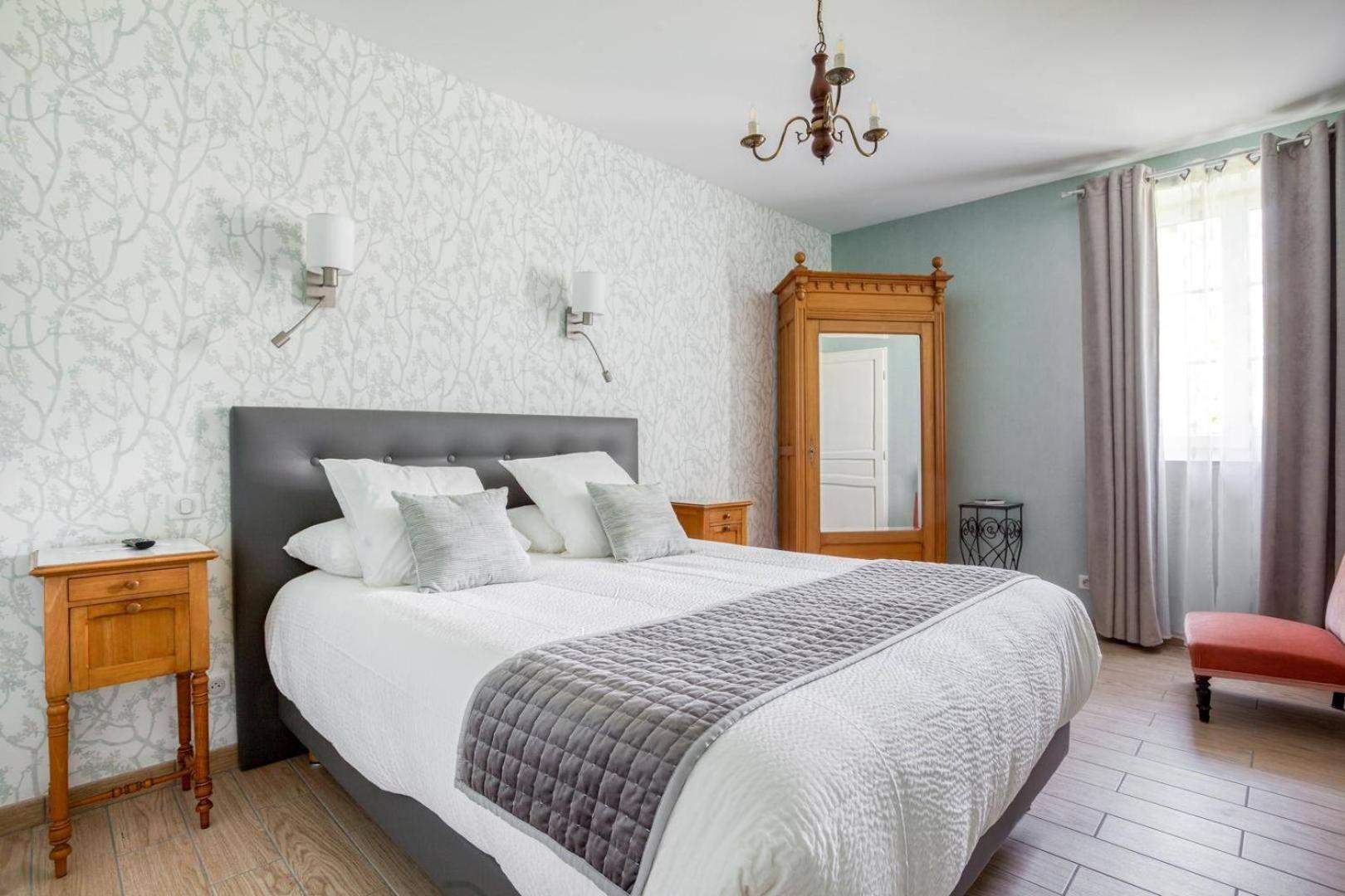 Le Clos Des Pervenches Jassans-Riottier Room photo
