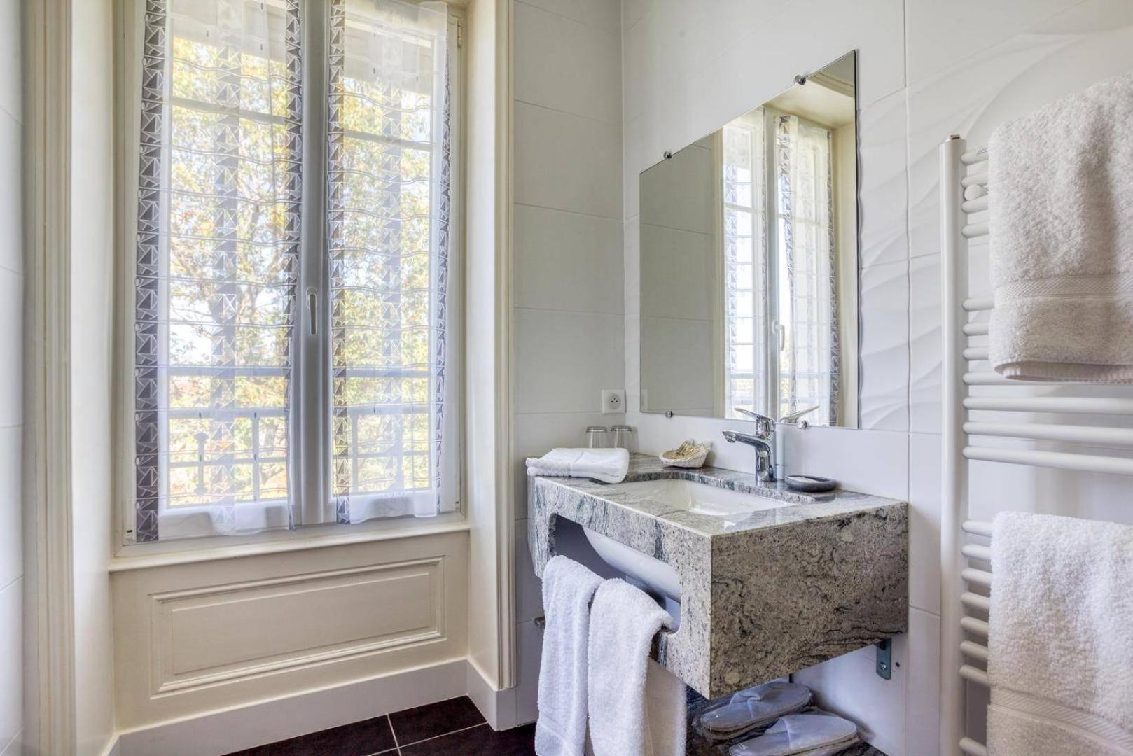 Le Clos Des Pervenches Jassans-Riottier Room photo